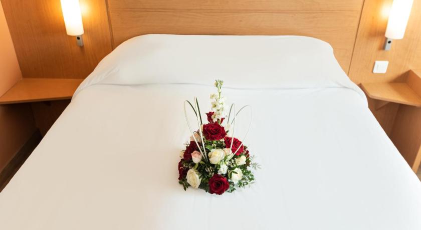 Image of Standard Double Bed 16