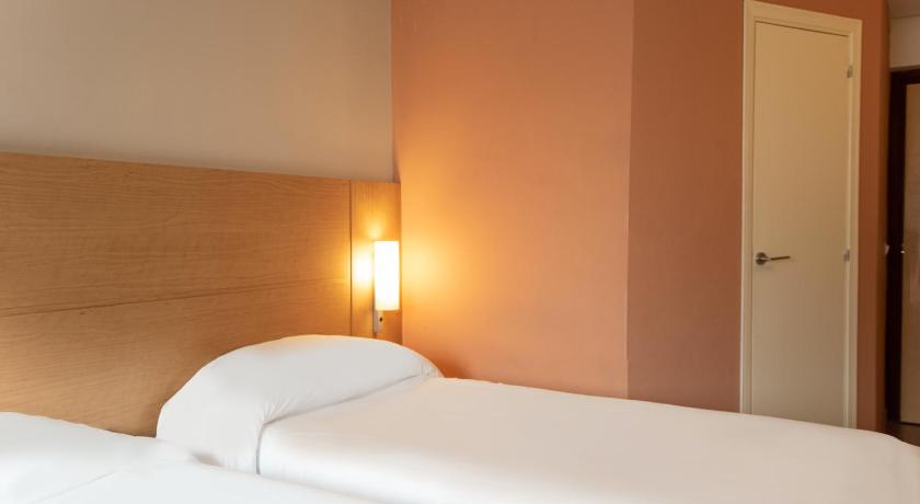 Image of Standard 2 Single beds 11