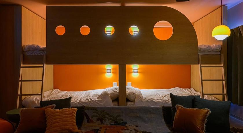 Tokyo 4K Cinema Duplex, 8 Guests, 4 min 3-Star Single Room restaurant