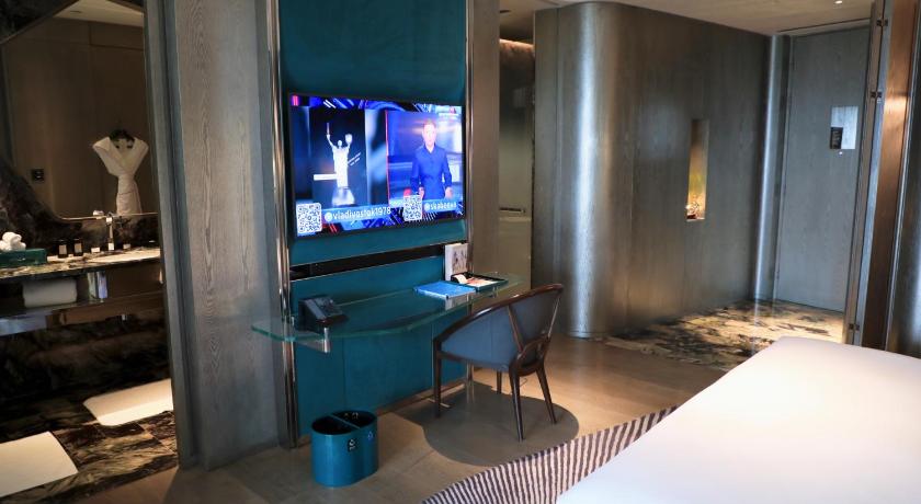 Image of Wonderful Room, Larger Guest room, 1 King, Lake view, Balcony 8