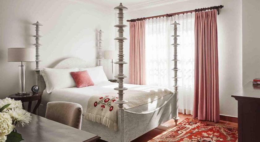 Image of Studio Queen Suite with View 1