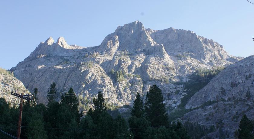 June Lake Whispering Pines 2-Star Accommodation view
