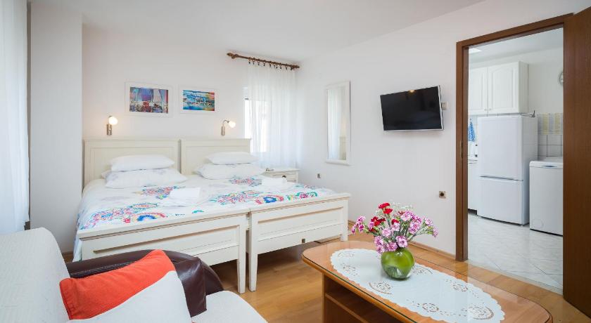 Apartments Sunce — Hotel in Split