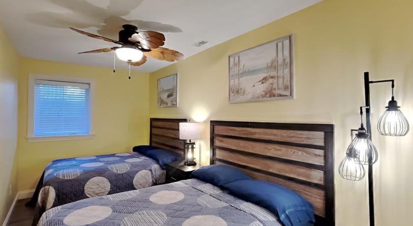 Put-in-Bay Put-in-Bay Waterfront Condo #105 4-Star Accommodation pool