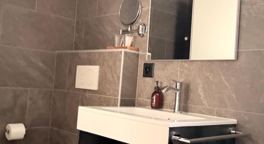 Image of Standard Double or Twin Room with Mountain View 4