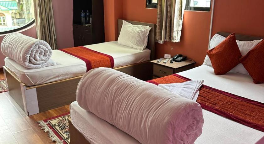 Hotel king's and lodge in Charikot — photo 2