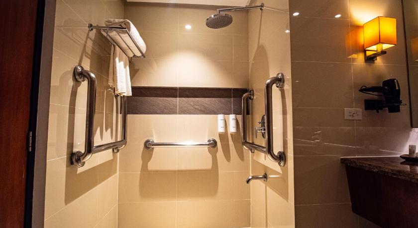 Image of Twin Room with Two Single Beds and Walk-In Shower - Disability/Non-Smoking 5