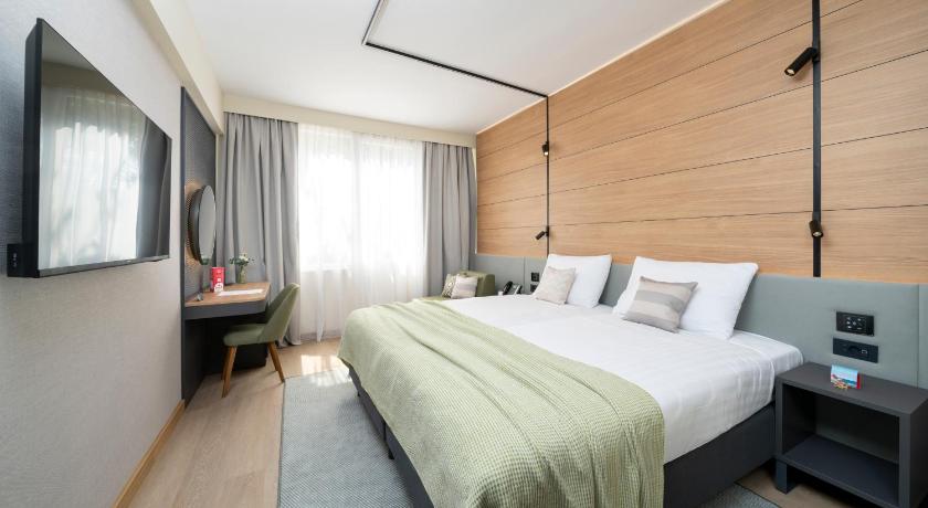 Image of Classic single room park side 1