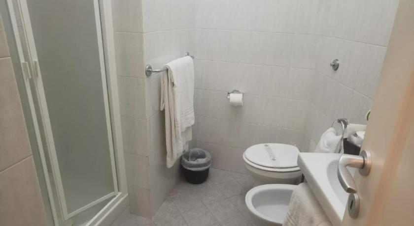 Kis szoba kétszemélyes ággyal - saját fürdőszobával (Small Double Room with Private Bathroom) fotója 4