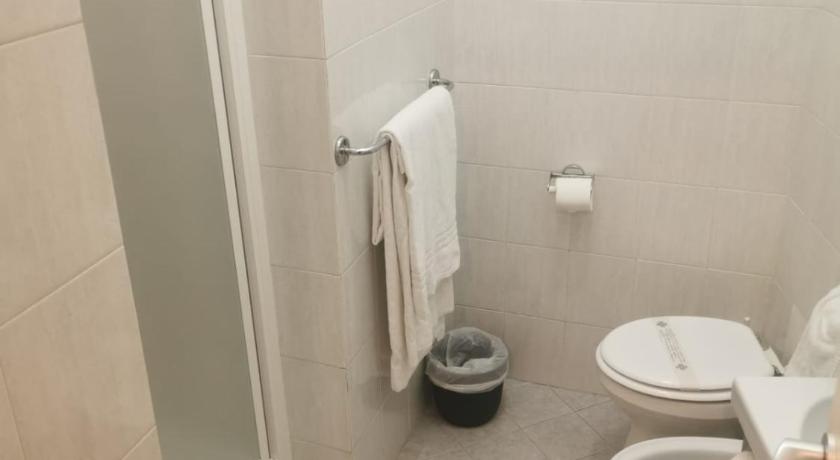 Kis szoba kétszemélyes ággyal - saját fürdőszobával (Small Double Room with Private Bathroom) fotója 5