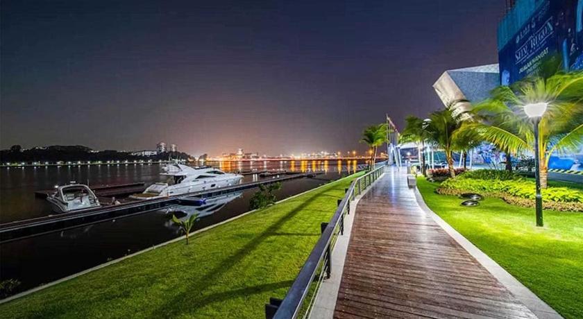 Johor Bahru Topaz Homes @ R&F (free WiFi and 1 Car Park) 3-Star Guesthouse pool