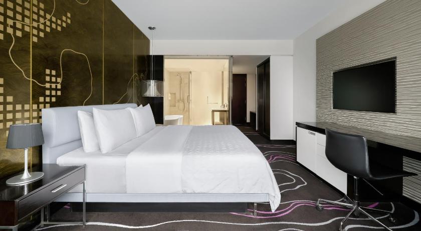 Image of Guest room, 1 King, River view 1