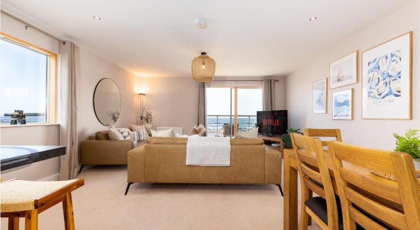 Image of Superior Three-Bedroom Apartment with Sea View 6