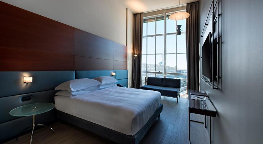 Image of King Comfort Room With Sofa 0