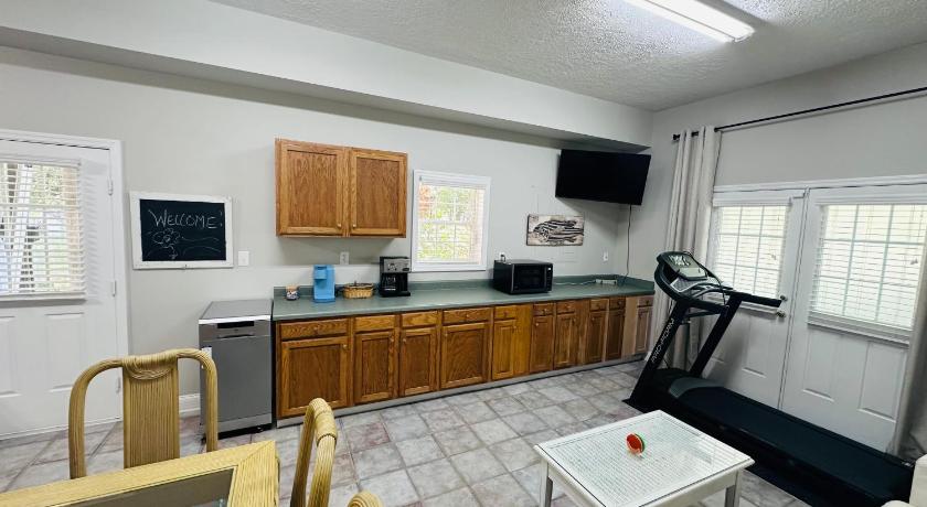 시더 포인트 (NC) Pets welcome in a spacious 1 bedroom with a fenced in backyard and treadmill 3성급 숙소 레스토랑