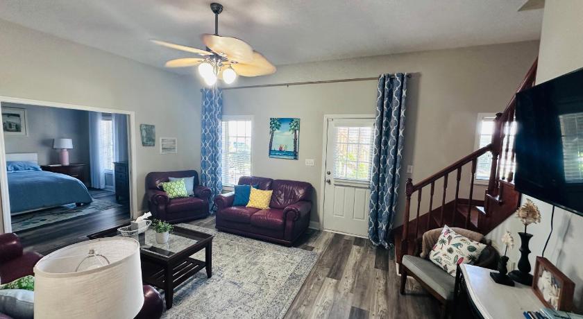 시더 포인트 (NC) Pets welcome in a spacious 1 bedroom with a fenced in backyard and treadmill 3성급 숙소 스위트룸