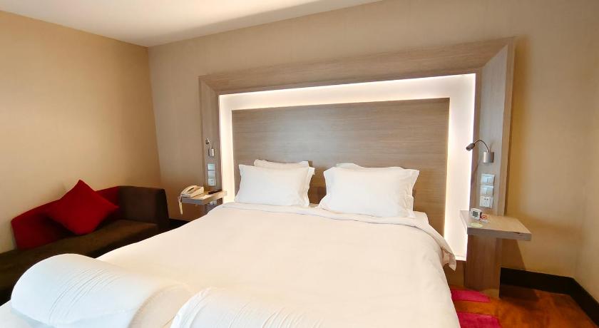 Image of Superior Suite with King-size Bed 8