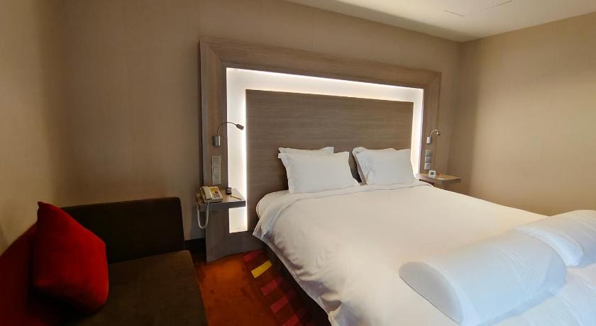 Image of Superior Suite with King-size Bed 6