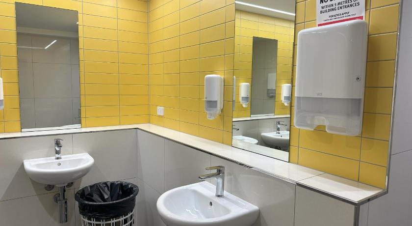 Imagen de 1 persona en habitación compartida estándar de 8 camas - Mixta, solo de 18 a 35 años (1 Person in an 8-Bed Standard Dormitory - Mixed, Ages from 18-35 Only) 8