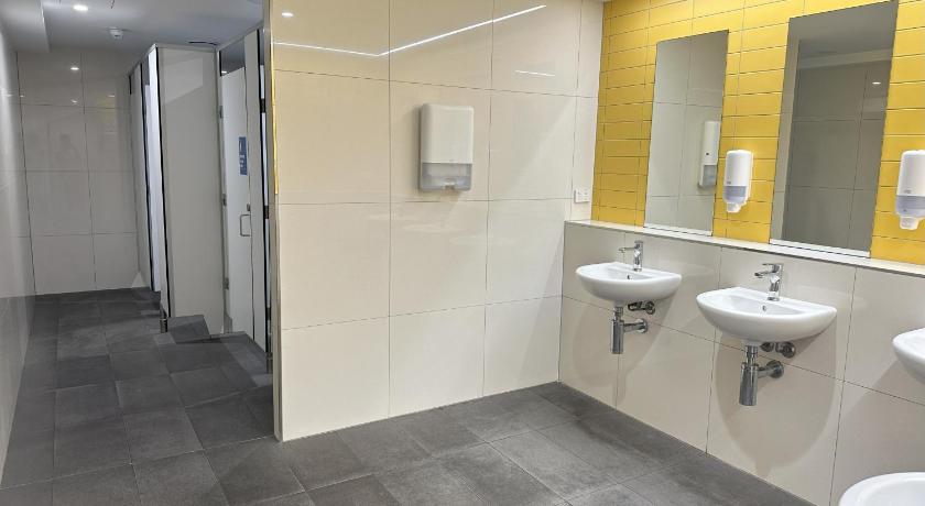 Imagen de 1 persona en habitación compartida estándar de 8 camas - Mixta, solo de 18 a 35 años (1 Person in an 8-Bed Standard Dormitory - Mixed, Ages from 18-35 Only) 2