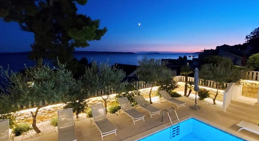 Luxury Beachfront Villa Carlisa