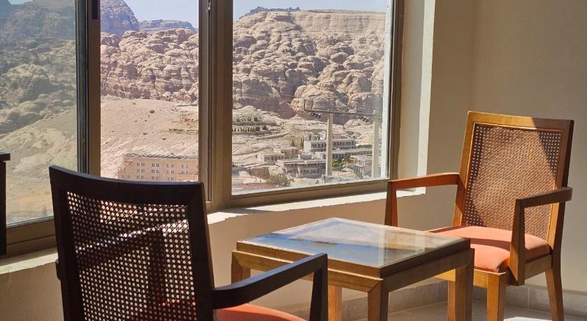 Summit Hotel - image 5
