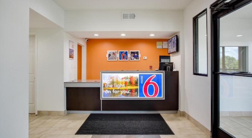 Motel 6-White House, TN