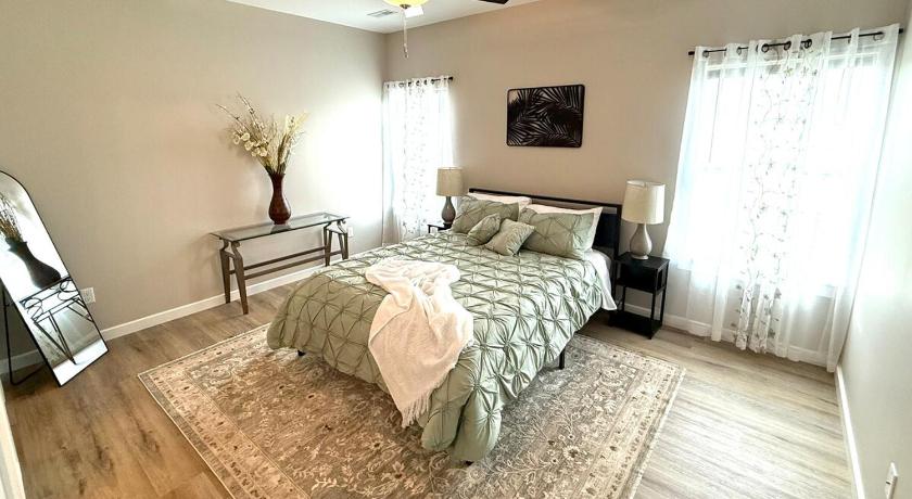 Wichita Cozy Modern Haven with Fireplace and Open Kitchen 3-Star Accommodation restaurant