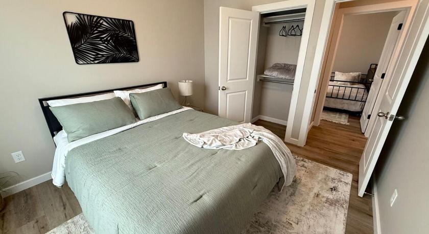 Wichita Cozy Modern Haven with Fireplace and Open Kitchen 3-Star Accommodation pool