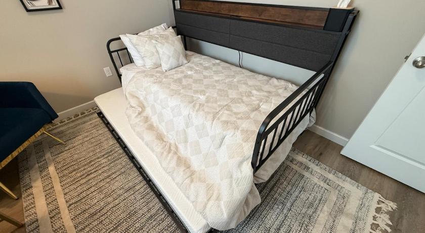 Wichita Cozy Modern Haven with Fireplace and Open Kitchen 3-Star Accommodation amenity