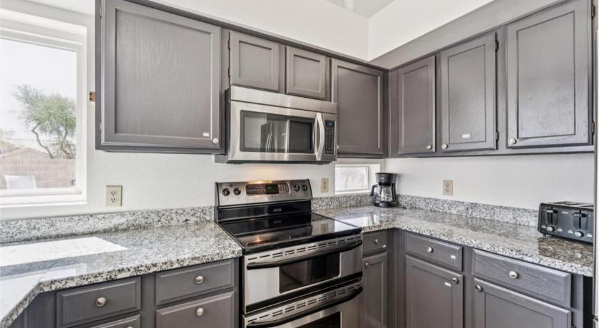 Phoenix Luxury Home in Phoenix Peoria for 16 Guests & Pool 5-Star Accommodation suite