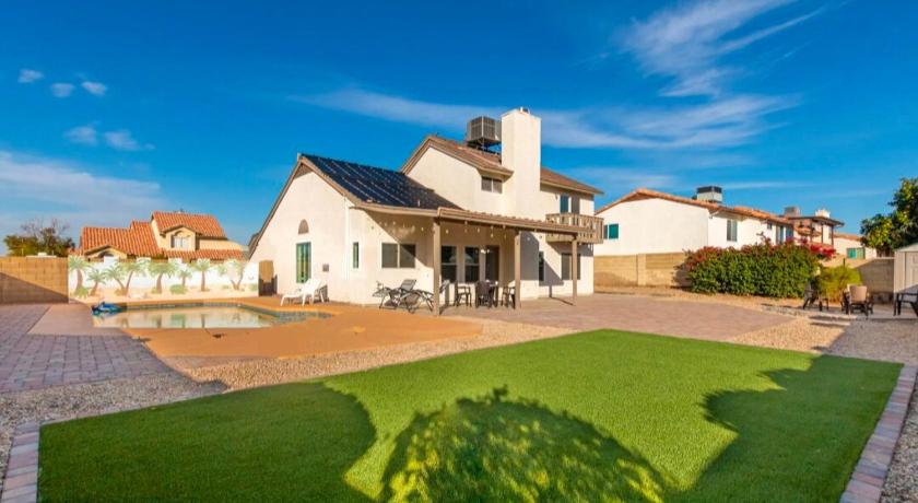 Phoenix Luxury Home in Phoenix Peoria for 16 Guests & Pool 5-Star Accommodation pool