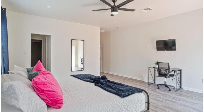 San Antonio Generous 5BR3BA Haven Close to Alamo Riverwalk 4-Star Accommodation view