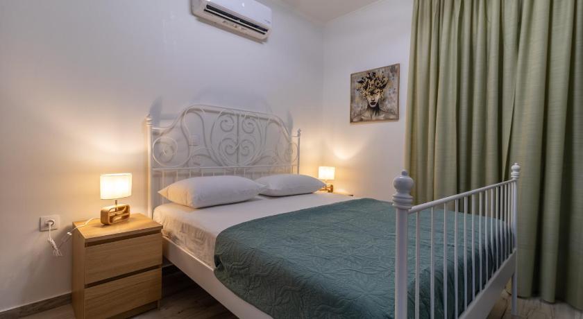 Modern Loutraki Apartment 3min Walk to Beach Fits 4