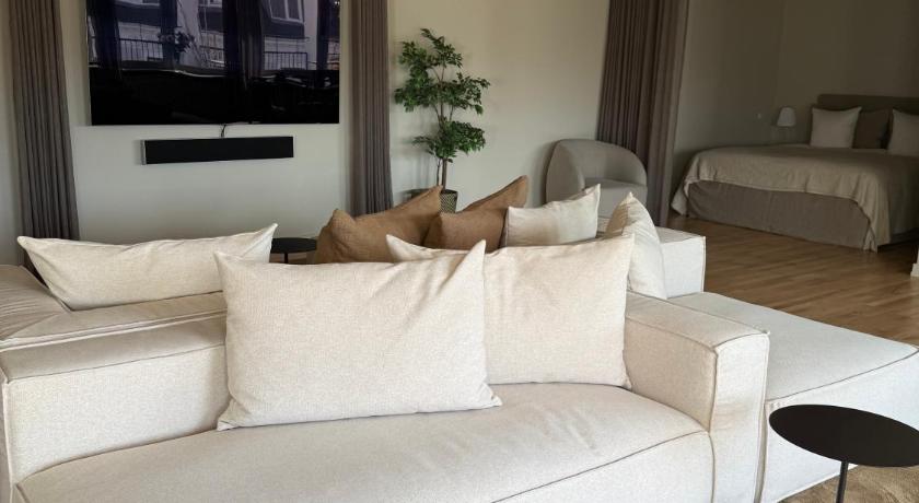 Image of Two-Bedroom Penthouse with Balcony & Habour View 5