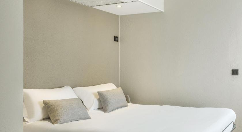 Image of Standard room - 1 Queen Bed Sofa Double Bed 8