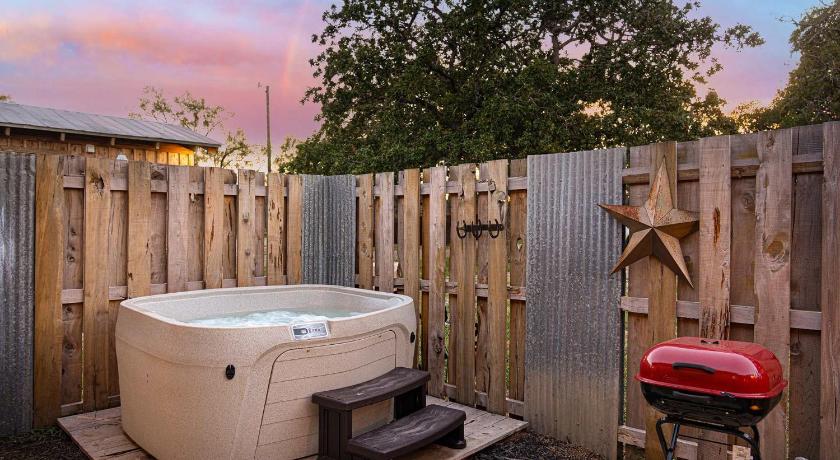 フレデリックスバーグ Texas Saw Mill Cabin - Hot Tub & 10 Mins to Main St 4つ星 宿泊施設 外観