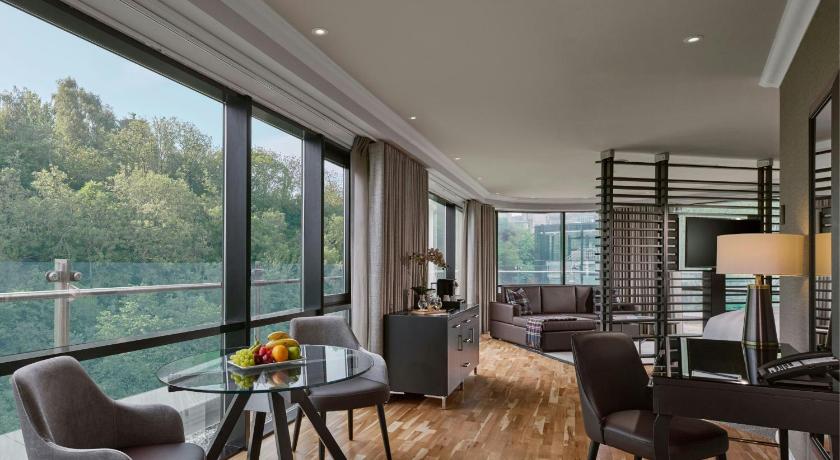 Image of lady glenorchy suite, larger suite, 1 king, calton hill view, corner room 3
