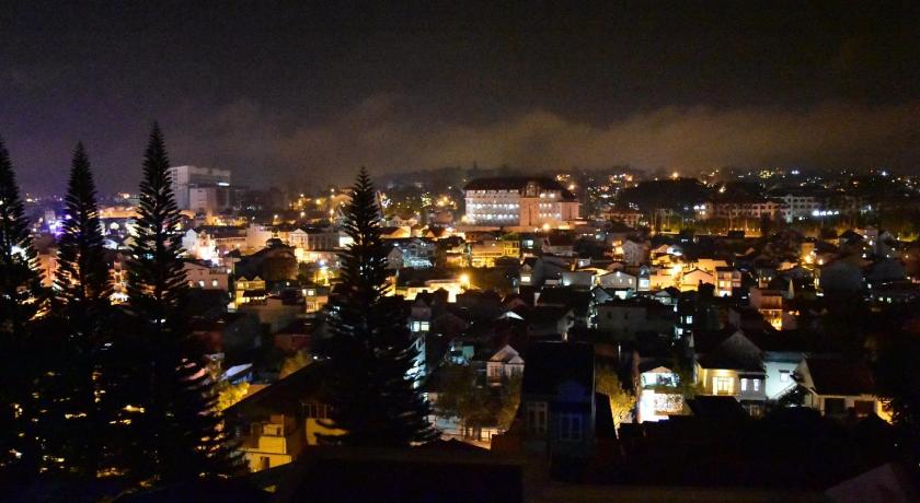 a city at night with lots of lights, Vuon Hoa Hong (Rosary) in Dalat
