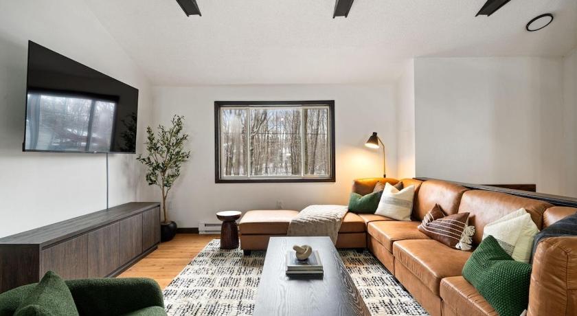 マウント・ポコノ (PA) Cozy Poconos Retreat - pool table, hot tub, fire pit 3つ星 宿泊施設 客室