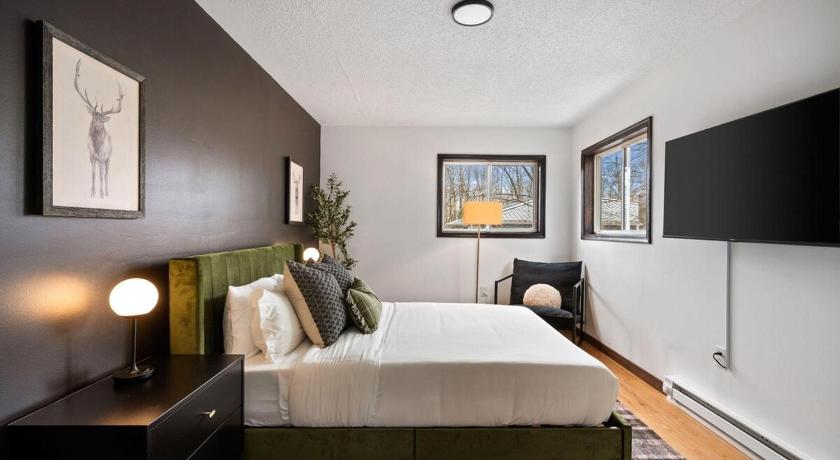 마운트 포코노 (PA) Cozy Poconos Retreat - pool table, hot tub, fire pit 3성급 숙소 스위트룸