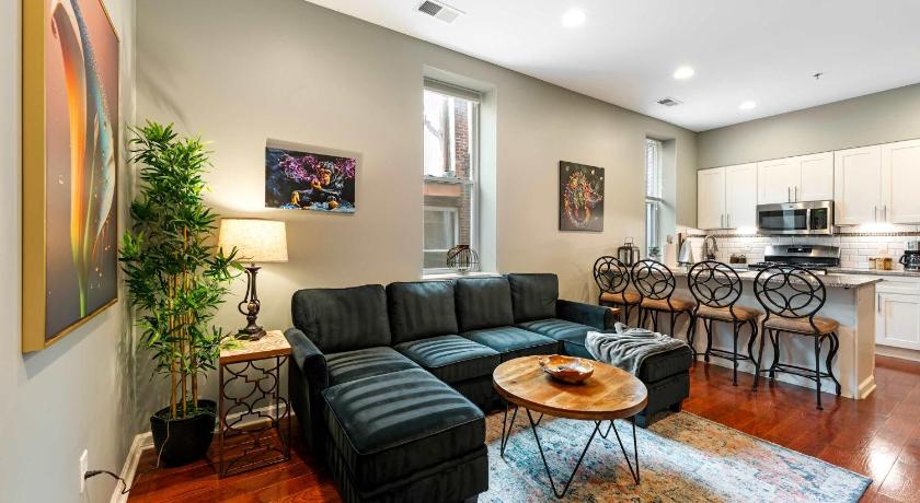 Philadelphia Large 3 bdrm apt, 2ba, unique art 4-Star Accommodation room