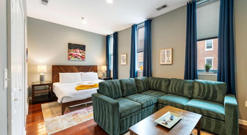 Philadelphia Large 3 bdrm apt, 2ba, unique art 4-Star Accommodation suite