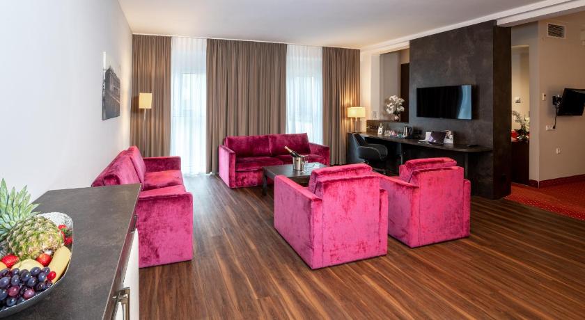 Image of One-Bedroom Queen Suite with Sofa Bed 1