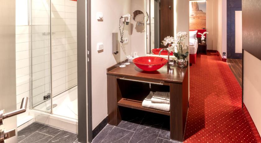 Image of One-Bedroom Queen Suite with Sofa Bed 2