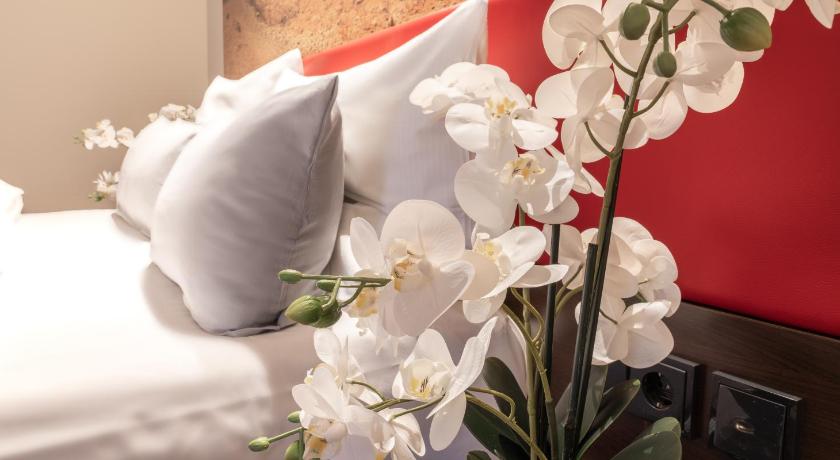 Image of One-Bedroom Queen Suite with Sofa Bed 11