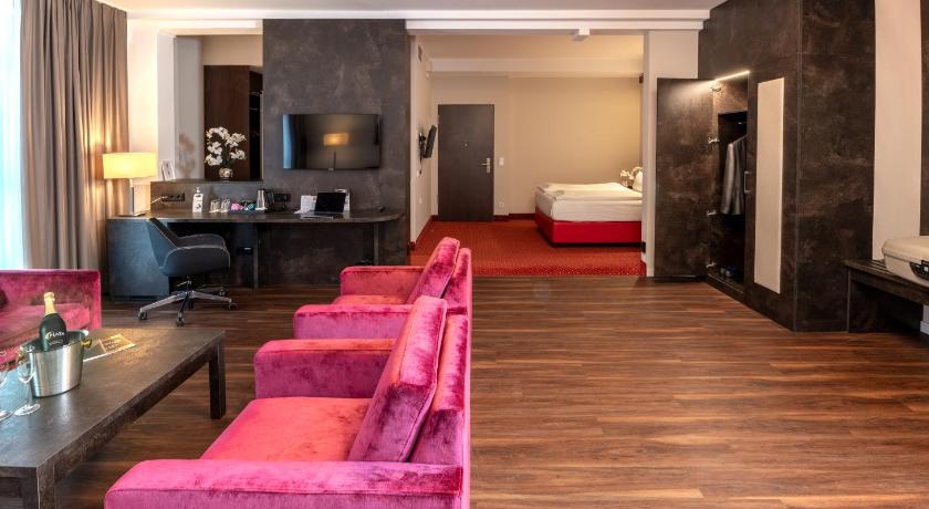 Image of One-Bedroom Queen Suite with Sofa Bed 3