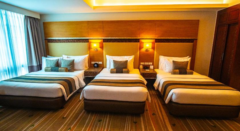 Image of 1 Queen 2 Single Beds, Nonsmoking, Family Room 5