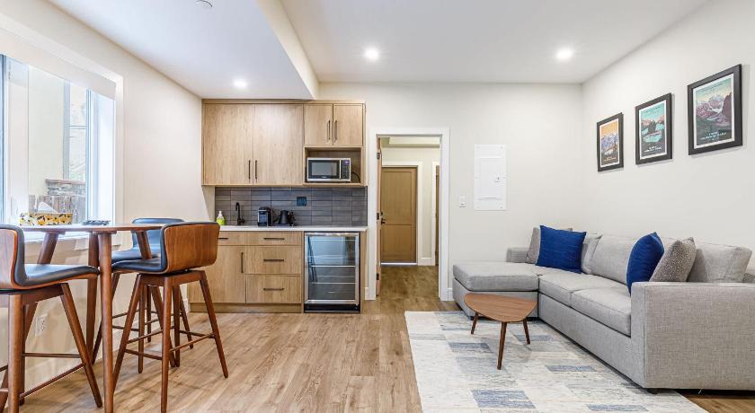 Aurora Lite - Brand new suite with private entrance