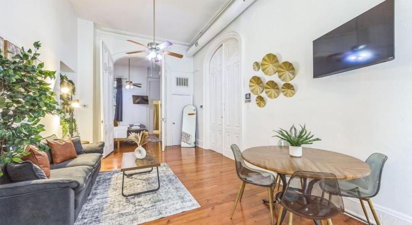 Philadelphia Large Historical Center City 1BR that Sleeps 4 3-Star Accommodation pool